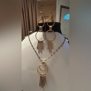 Plunder Elegant Gold Jewelry Set with Earrings and Necklace